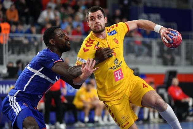 Sport Bilder des Tages IHF Men Handball World Championship, WM, Weltmeisterschaft France v North Macedonia Martin Velkovski of North Macedonia shoots whilst under pressure from Karl Konan of France during the 2025 IHF Men s Handball World Championship Main Round Group II match between France and North Macedonia at Arena Varazdin on January 25, 2025 in Varazdin, Croatia.  VjeranxZganecxRogulja PIXSELL