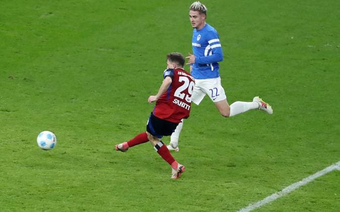 Emir Sahiti scores the goal for 2 3, Marten Winkler duel Match scene Action Sport Soccer Football DFL 2 Bundesliga Men 19 Matchday Season 2024 2025 25 12 2024 Hertha BSC Berlin vs Hamburger SV HSV DFL regulations prohibit any use of photographs as image sequences and or quasi video
