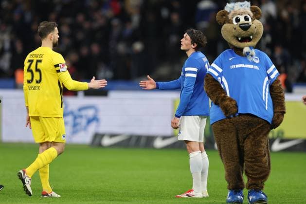 1 Soccer Bundesliga Hertha BSC Hamburger SV End, final whistle, Fabian Reese Hertha BSC Berlin 11 disappointed, high-fives with Marius Gersbeck Hertha BSC Berlin 35 , during the match in the 1 Soccer Bundesliga Hertha BSC Hamburger SV in Berlin, Olympiastadion, on 25 01 2025 DFB regulations prohibit any use of photographs as image sequences and or quasi video Copyright: xBEAUTIFULxSPORTS Frankex