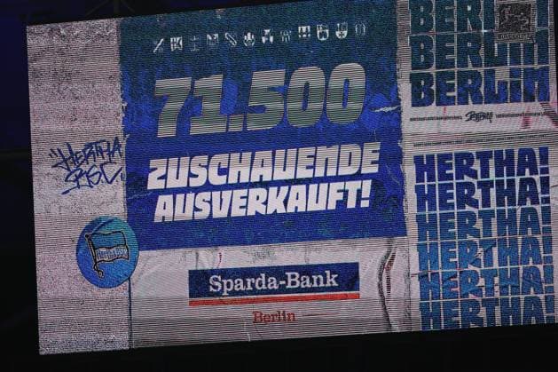 1 Soccer Bundesliga Hertha BSC Hamburger SV The scoreboard at the Olympiastadion shows the number of spectators 71 500 Sold out , during the match in the 1 Soccer Bundesliga Hertha BSC Hamburger SV in Berlin, Olympiastadion, on 25 01 2025 DFB regulations prohibit any use of photographs as image sequences and or quasi video Copyright: xBEAUTIFULxSPORTS Frankex