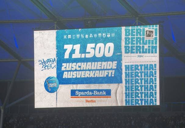 Fussball, Herren, Saison 2024 2025, 2. Bundesliga (19. Spieltag), Hertha BSC - Hamburger SV, Anzeigetafel mit Zuschauerzahl 71500 (ausverkauft), 25.01. 2025, *** Soccer, Men, Season 2024 2025, 2 Bundesliga 19 Matchday , Hertha BSC Hamburger SV, Scoreboard sold out with 71500 spectators , 25 01 2025, Copyright: xSebastianxRäppold MatthiasxKochx