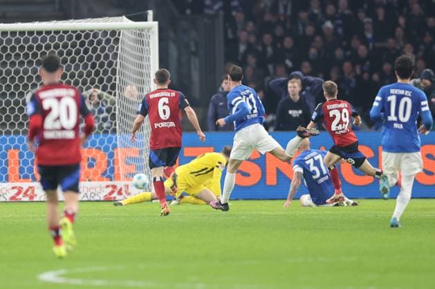 1 Soccer Bundesliga Hertha BSC Hamburger SV goal, Emir Sahiti HSV 29 scores to make it 3 2 Toni Leistner Hertha BSC Berlin 37 and Pascal Klemens Hertha BSC Berlin 41 cannot intervene, Marius Gersbeck Hertha BSC Berlin 35 does not get the ball, during the match in the 1 Soccer Bundesliga Hertha BSC Hamburger SV in Berlin, Olympiastadion, on 25 01 2025 DFB regulations prohibit any use of photographs as image sequences and or quasi video Copyright: xBEAUTIFULxSPORTS Frankex