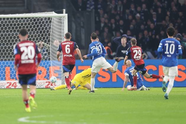 1 Soccer Bundesliga Hertha BSC Hamburger SV goal, Emir Sahiti HSV 29 scores to make it 3 2 Toni Leistner Hertha BSC Berlin 37 and Pascal Klemens Hertha BSC Berlin 41 cannot intervene, Marius Gersbeck Hertha BSC Berlin 35 does not get the ball, during the match in the 1 Soccer Bundesliga Hertha BSC Hamburger SV in Berlin, Olympiastadion, on 25 01 2025 DFB regulations prohibit any use of photographs as image sequences and or quasi video Copyright: xBEAUTIFULxSPORTS Frankex