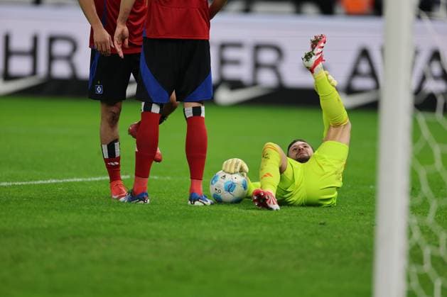 1 Soccer Bundesliga Hertha BSC Hamburger SV Daniel Heuer Fernandes HSV 1 injured on the ground, during the match in the 1 Soccer Bundesliga Hertha BSC Hamburger SV in Berlin, Olympiastadion, on 25 01 2025 DFB regulations prohibit any use of photographs as image sequences and or quasi video Copyright: xBEAUTIFULxSPORTS Frankex