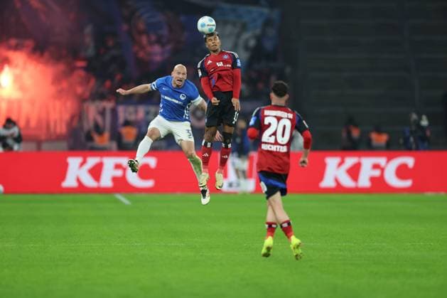 1 Soccer Bundesliga Hertha BSC Hamburger SV header duel between Toni Leistner Hertha BSC Berlin 37 and Ransford Königsdörffer HSV 11 , in front Marco Richter HSV 20 , during the match in the 1 Soccer Bundesliga Hertha BSC Hamburger SV in Berlin, Olympiastadion, on 25 01 2025 DFB regulations prohibit any use of photographs as image sequences and or quasi video Copyright: xBEAUTIFULxSPORTS Frankex