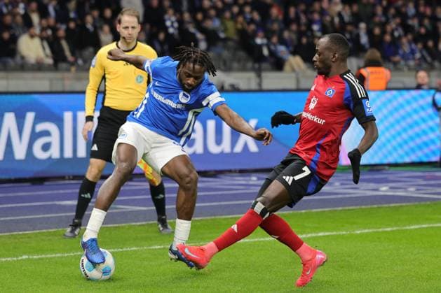 1 Soccer Bundesliga Hertha BSC Hamburger SV Deyovaisio Zeefuik Hertha BSC Berlin 42 in a duel with Jean Luc Dompé HSV 7 , during the match in the 1 Soccer Bundesliga Hertha BSC Hamburger SV in Berlin, Olympiastadion, on 25 01 2025 DFB regulations prohibit any use of photographs as image sequences and or quasi video Copyright: xBEAUTIFULxSPORTS Frankex