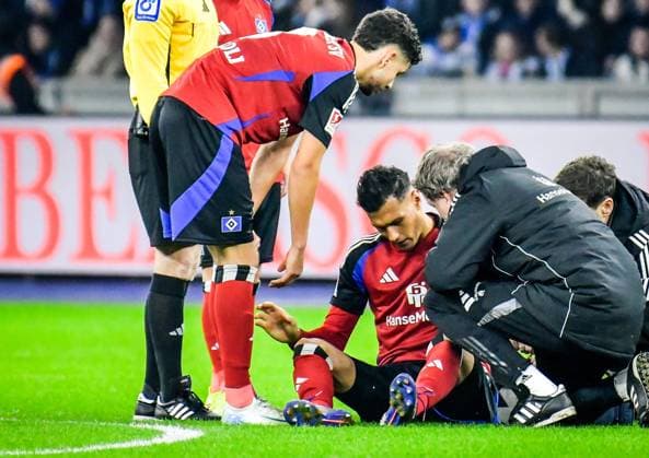 25 01 2025, xlakx, Soccer 2 Bundesliga, Hertha BSC Berlin Hamburger SV emspor, v l Davie Selke Hamburger SV 27 ,injured on the pitch DFL DFB REGULATIONS PROHIBIT ANY USE OF PHOTOGRAPHS as IMAGE SEQUENCES and or QUASI VIDEO Daniel Lakomski Jan Huebner Berlin Daniel Lakomski