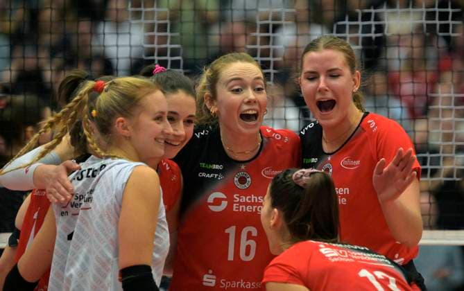 25 01 2025, Dresdens Patricia Nestler, Dresdens Julie Lengweiler, Dresdens Emma Clothier, Dresdens Lorena Lorber Fijok and Dresdens Stamatia Kyparissi are happy about a point, Volleyball, 1 Bundesliga, Dresdner SC SC Potsdam 3 1, c Dresden
