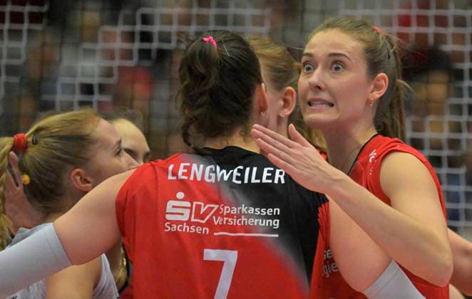 25 01 2025, Dresdens Sarah Straube is happy with her teammates, Volleyball, 1 Bundesliga, Dresdner SC SC Potsdam 3 1, c Dresden