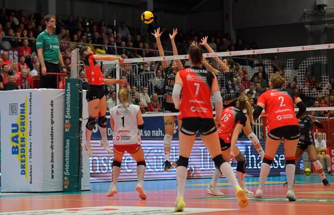 25 01 2025, Dresdens Lorena Lorber Fijok smashes, Volleyball, 1 Bundesliga, Dresdner SC SC Potsdam 3 1, c Dresden