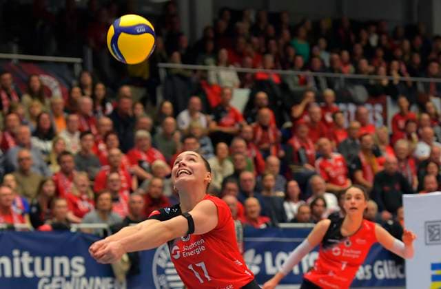 25 01 2025, Dresdens Lorena Lorber Fijok accepts, right Dresdens Julie Lengweiler, Volleyball, 1 Bundesliga, Dresdner SC SC Potsdam 3 1, c Dresden