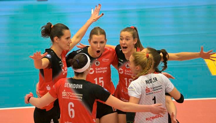 25 01 2025, Dresden cheering, above Dresdens Nathalie Lemmens, Dresdens Marta Levinska and Dresdens Sarah Straube, Volleyball, 1 Bundesliga, Dresdner SC SC Potsdam 3 1, c Dresden