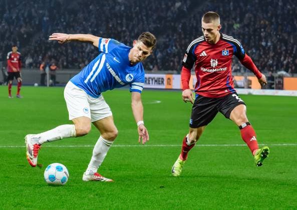 25.01.2025, xlakx, Fussball 2.Bundesliga, Hertha BSC Berlin - Hamburger SV emspor, v.l. Florian Niederlechner (Hertha BSC 7),Miro Muheim (Hamburger SV 28),Zweikampf, Duell, Kampf, tackle (DFL DFB REGULATIONS PROHIBIT ANY USE OF PHOTOGRAPHS as IMAGE SEQUENCES and or QUASI-VIDEO) Daniel Lakomski Jan Huebner Berlin Daniel Lakomski