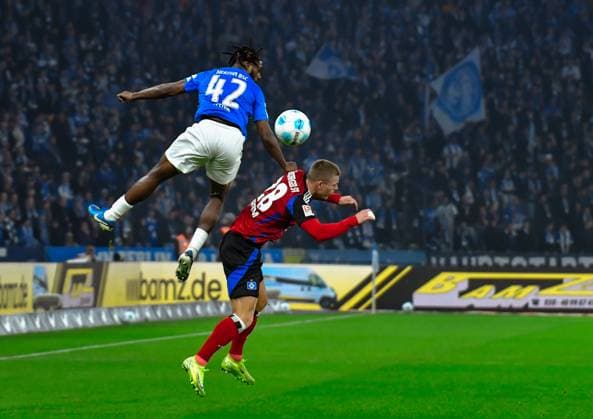 25 01 2025, xlakx, Fußball 2 Bundesliga, Hertha BSC Berlin Hamburger SV emspor, v l Deyovaisio Zeefuik Hertha BSC 42 ,Miro Muheim Hamburger SV 28 ,Zweikampf, Duell, Kampf, tackle DFL DFB REGULATIONS PROHIBIT ANY USE OF PHOTOGRAPHS as IMAGE SEQUENCES and or QUASI VIDEO Daniel Lakomski Jan Huebner Berlin Daniel Lakomski