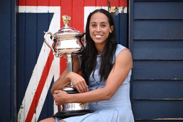 Bilder des Jahres 2025, Sport 01 Januar Sport Themen der Woche KW04 Sport Bilder des Tages AUSTRALIAN OPEN WOMENS FINAL WINNER, Madison Key of the USA poses for a photograph the with the Daphne Akhurst Memorial Cup at the Brighton Bathing Boxes in Melbourne, Sunday, January 26, 2025. Madison Keys has claimed her maiden Grand Slam singles title, winning the Australian Open 2025 women?s crown at Melbourne Park. ( NO ARCHIVING, EDITORIAL USE ONLY, NO USE IN BOOKS WITHOUT CONSENT MELBOURNE VICTORIA AUSTRALIA  Copyright: xJOELxCARRETTx 20250126161499506818