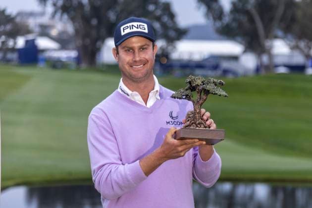 LA JOLLA, CA - JANUARY 25: Harris English holds up the championship trophy after winning the Farmers Insurance Open tournament, Saturday, January 25, 2025, at Torrey Pines Golf Course in La Jolla, California. (Photo by Tony Ding Icon Sportswire) GOLF: JAN 25 PGA, Golf Herren Farmers Insurance Open EDITORIAL USE ONLY Icon46520250125025