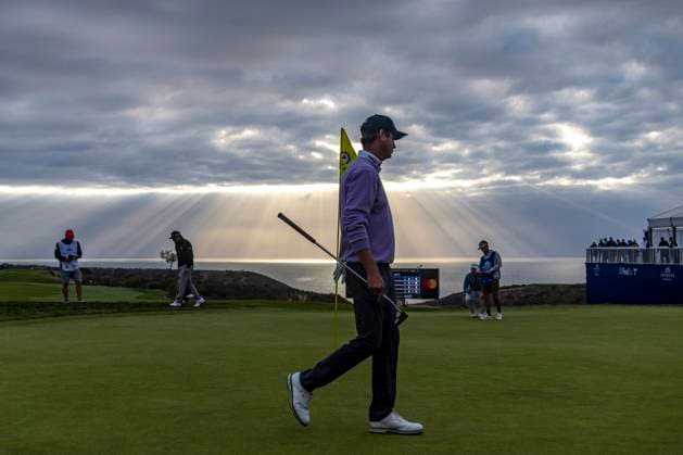 LA JOLLA, CA - JANUARY 25: Harris English walks around the hole on the 17th green, during the final round of the Farmers Insurance Open tournament, Saturday, January 25, 2025, at Torrey Pines Golf Course in La Jolla, California. (Photo by Tony Ding Icon Sportswire) GOLF: JAN 25 PGA, Golf Herren Farmers Insurance Open EDITORIAL USE ONLY Icon46520250125028