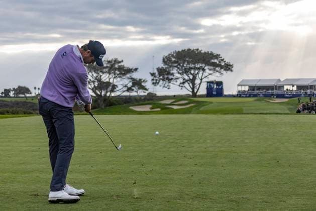 LA JOLLA, CA - JANUARY 25: Harris English hits a drive from the 16th tee during the final round of the Farmers Insurance Open tournament, Saturday, January 25, 2025, at Torrey Pines Golf Course in La Jolla, California. (Photo by Tony Ding Icon Sportswire) GOLF: JAN 25 PGA, Golf Herren Farmers Insurance Open EDITORIAL USE ONLY Icon46520250125031