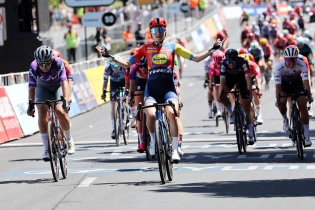 Bilder des Jahres 2025, Sport 01 Januar Sport Themen der Woche KW04 Sport Bilder des Tages CYCLING WOMENS TOUR DOWN UNDER CRITERIUM, Clara Copponi (centre) from France and team Lidl-Trek celebrates her win in a sprint finish during the Santos Women s Tour Down Under street classic at Hilton Adelaide hotel in Adelaide, Sunday, January 26, 2025. ( NO ARCHIVING, EDITORIAL USE ONLY, NO USE IN BOOKS WITHOUT CONSENT ADELAIDE SOUTH AUSTRALIA AUSTRALIA  Copyright: xCONxCHRONISx 20250126119707577000