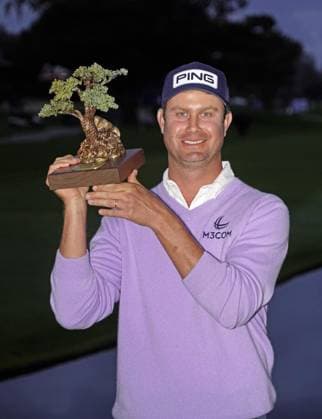 Golf: Farmers Insurance Open Harris English of the United States poses with the victor s trophy after winning the Farmers Insurance Open golf tournament on Jan. 25, 2025, at Torrey Pines Golf Course in La Jolla, California.  A14AA0004042782P