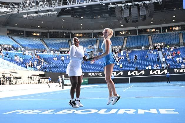 TENNIS AUSTRALIAN OPEN, Katerina Siniakova (right) of the Czech Republic and Taylor Townsend (left) of the USA celebrate with the winners trophy following their Women?s Doubles final win over Jelena Ostapenko of Latvia and Su-Wei Hsieh of Chinese Taipei during the 2025 Australian Open at Melbourne Park in Melbourne, Sunday, January 26, 2025. ( NO ARCHIVING, EDITORIAL USE ONLY, NO USE IN BOOKS WITHOUT CONSENT MELBOURNE VICTORIA AUSTRALIA  Copyright: xJAMESxROSSx 20250126118429421397