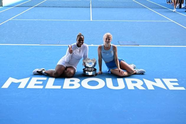 TENNIS AUSTRALIAN OPEN, Katerina Siniakova (right) of the Czech Republic and Taylor Townsend (left) of the USA celebrate with the winners trophy following their Women?s Doubles final win over Jelena Ostapenko of Latvia and Su-Wei Hsieh of Chinese Taipei during the 2025 Australian Open at Melbourne Park in Melbourne, Sunday, January 26, 2025. ( NO ARCHIVING, EDITORIAL USE ONLY, NO USE IN BOOKS WITHOUT CONSENT MELBOURNE VICTORIA AUSTRALIA  Copyright: xJAMESxROSSx 20250126162900403956