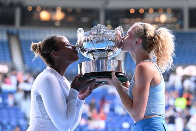 TENNIS AUSTRALIAN OPEN, Katerina Siniakova (right) of the Czech Republic and Taylor Townsend (left) of the USA kiss the winners trophy following their Women?s Doubles final win over Jelena Ostapenko of Latvia and Su-Wei Hsieh of Chinese Taipei during the 2025 Australian Open at Melbourne Park in Melbourne, Sunday, January 26, 2025. ( NO ARCHIVING, EDITORIAL USE ONLY, NO USE IN BOOKS WITHOUT CONSENT MELBOURNE VICTORIA AUSTRALIA  Copyright: xJAMESxROSSx 20250126147626847542