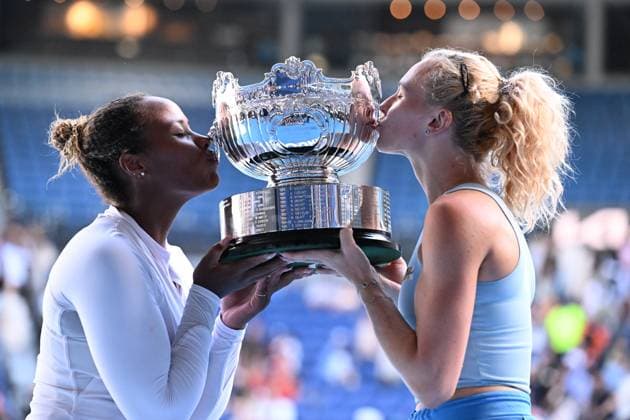 TENNIS AUSTRALIAN OPEN, Katerina Siniakova (right) of the Czech Republic and Taylor Townsend (left) of the USA kiss the winners trophy following their Women?s Doubles final win over Jelena Ostapenko of Latvia and Su-Wei Hsieh of Chinese Taipei during the 2025 Australian Open at Melbourne Park in Melbourne, Sunday, January 26, 2025. ( NO ARCHIVING, EDITORIAL USE ONLY, NO USE IN BOOKS WITHOUT CONSENT MELBOURNE VICTORIA AUSTRALIA  Copyright: xJAMESxROSSx 20250126148876549935