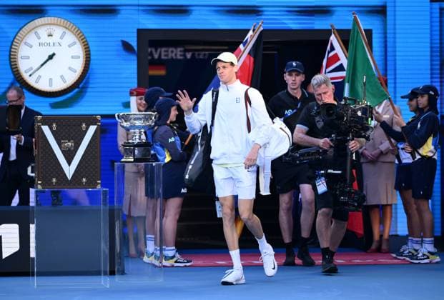 TENNIS AUSTRALIAN OPEN, Jannik Sinner of Italy enters the court for the Men?s singles final against Alexander Zverev of Germany at the 2025 Australian Open at Melbourne Park in Melbourne, Sunday, January 26, 2025. ( NO ARCHIVING, EDITORIAL USE ONLY, NO USE IN BOOKS WITHOUT CONSENT MELBOURNE VICTORIA AUSTRALIA  Copyright: xJOELxCARRETTx 20250126181984244508