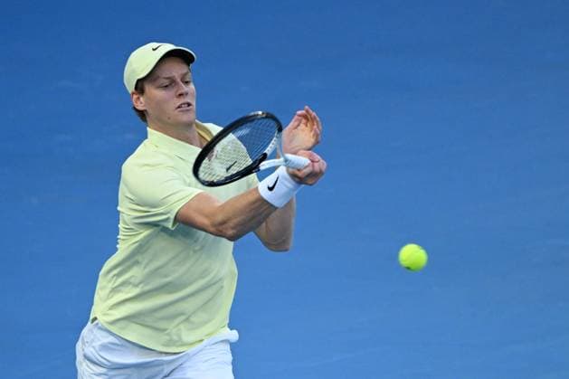 TENNIS AUSTRALIAN OPEN, Jannik Sinner of Italy returns during his Men?s Singles final against Alexander Zverev of Germany during the 2025 Australian Open at Melbourne Park in Melbourne, Sunday, January 26, 2025. ( NO ARCHIVING, EDITORIAL USE ONLY, NO USE IN BOOKS WITHOUT CONSENT MELBOURNE VICTORIA AUSTRALIA  Copyright: xJAMESxROSSx 20250126111077787964