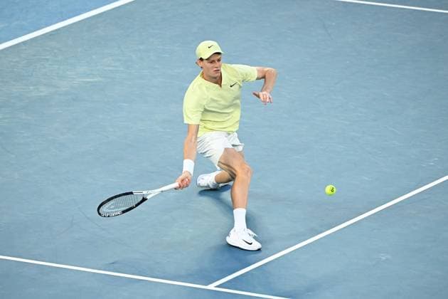 TENNIS AUSTRALIAN OPEN, Jannik Sinner of Italy returns during his Men?s Singles final against Alexander Zverev of Germany during the 2025 Australian Open at Melbourne Park in Melbourne, Sunday, January 26, 2025. ( NO ARCHIVING, EDITORIAL USE ONLY, NO USE IN BOOKS WITHOUT CONSENT MELBOURNE VICTORIA AUSTRALIA  Copyright: xJAMESxROSSx 20250126176148857274