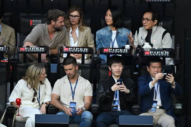 TENNIS AUSTRALIAN OPEN, Liam Hemsworth (top left) leans over to chat with Jackie Chan (top right) as they watch Jannik Sinner of Italy take on Alexander Zverev of Germany in the Men?s Singles final during the 2025 Australian Open at Melbourne Park in Melbourne, Sunday, January 26, 2025. during the 2025 Australian Open at Melbourne Park in Melbourne, Sunday, January 26, 2025. ( NO ARCHIVING, EDITORIAL USE ONLY, NO USE IN BOOKS WITHOUT CONSENT MELBOURNE VICTORIA AUSTRALIA  Copyright: xJAMESxROSSx 20250126120235340280