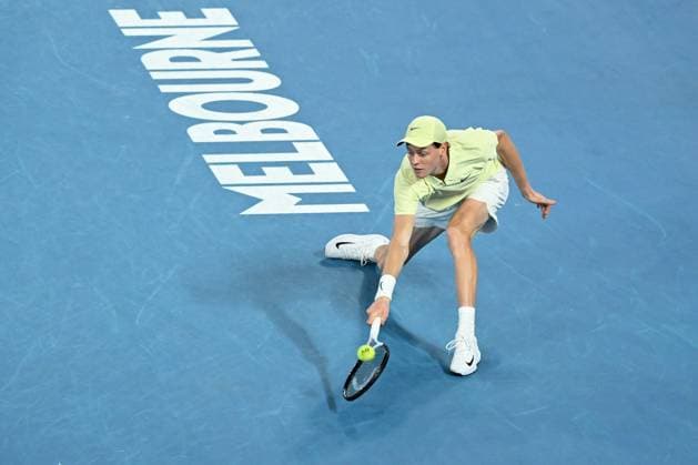 TENNIS AUSTRALIAN OPEN, Jannik Sinner of Italy returns during his Men?s Singles final against Alexander Zverev of Germany during the 2025 Australian Open at Melbourne Park in Melbourne, Sunday, January 26, 2025. ( NO ARCHIVING, EDITORIAL USE ONLY, NO USE IN BOOKS WITHOUT CONSENT MELBOURNE VICTORIA AUSTRALIA  Copyright: xJAMESxROSSx 20250126162224160444