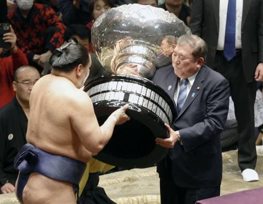 Bilder des Jahres 2025, Sport 01 Januar Sport Themen der Woche KW04 Sport Bilder des Tages Sumo: New Year Grand Sumo Tournament Ozeki Hoshoryu receives the prime minister s cup from Japanese Prime Minister Shigeru Ishiba after winning the 15-day New Year Grand Sumo Tournament at Ryogoku Kokugikan arena in Tokyo on Jan. 26, 2025.  A14AA0004043979P