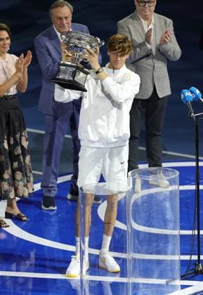 Jannik Sinner of Italy holds up the Australian Open trophy Australian Open, Day Fifteen, Tennis, Melbourne Park, Melbourne, Australia - 26 Jan 2025  Copyright: xRachelxBach Shutterstockx 15108805ae