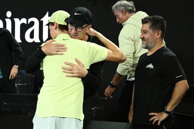 TENNIS AUSTRALIAN OPEN, Jannik Sinner of Italy celebrates with coach Darren Cahill after winning the Men?s singles final against Alexander Zverev of Germany at the 2025 Australian Open at Melbourne Park in Melbourne, Sunday, January 26, 2025. ( NO ARCHIVING, EDITORIAL USE ONLY, NO USE IN BOOKS WITHOUT CONSENT MELBOURNE VICTORIA AUSTRALIA  Copyright: xJOELxCARRETTx 20250126185146949650