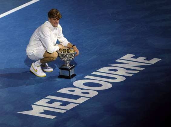 Jannik Sinner of Italy poses with the trophy Australian Open, Day Fifteen, Tennis, Melbourne Park, Melbourne, Australia - 26 Jan 2025  Copyright: xRachelxBach Shutterstockx 15108805av