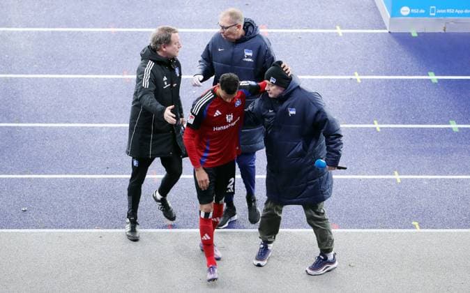 Davie Selke walks off the pitch with a head injury, doctor Prof Dr Götz Welsch HSV talks to Dr Ulrich Schleicher BSC , stadium announcer Fabian von Wachsmuth Sport Football Soccer DFL 2 Bundesliga Men 19 Matchday Season 2024 2025 25 12 2024 Hertha BSC Berlin vs Hamburger SV HSV DFL regulations prohibit any use of photographs as image sequences and or quasi video