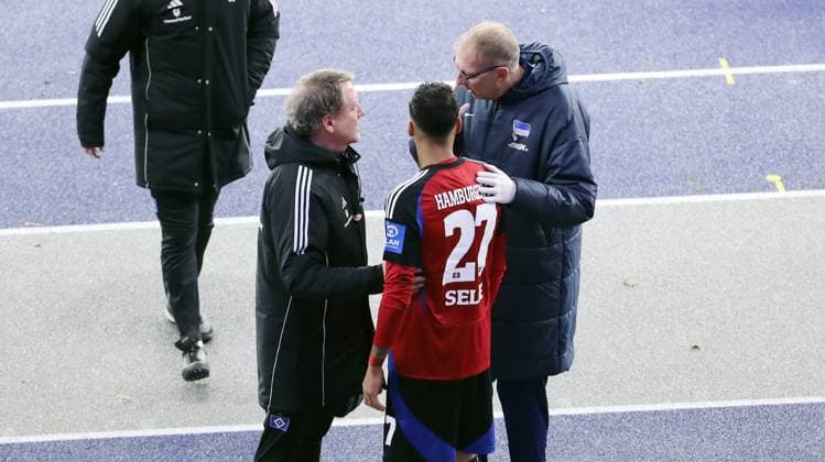 Davie Selke walks off the pitch with a head injury, doctor Prof Dr Götz Welsch HSV talks to Dr Ulrich Schleicher BSC Sport Fußball Fußball DFL 2 Bundesliga Herren 19 Spieltag Saison 2024 2025 25 12 2024 Hertha BSC Berlin vs Hamburger SV HSV DFL regulations prohibit any use of photographs as image sequences and or quasi video