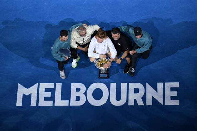 TENNIS AUSTRALIAN OPEN, Jannik Sinner of Italy is joined by his coaching staff as he holds the Norman Brookes Challenge Cup following his Men?s Singles final win over Alexander Zverev of Germany during the 2025 Australian Open at Melbourne Park in Melbourne, Sunday, January 26, 2025. ( NO ARCHIVING, EDITORIAL USE ONLY, NO USE IN BOOKS WITHOUT CONSENT MELBOURNE VICTORIA AUSTRALIA  Copyright: xJAMESxROSSx 20250126148580587625