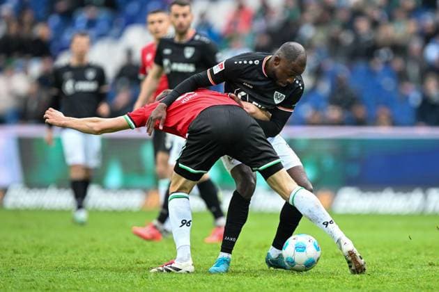 2 Bundesliga Hannover 06 SC Preußen Münster on 26 01 2025 at the HDI Arena in Hannover David Kinsombi Muenster in a duel against Fabian Kunze Hannover 96 MT