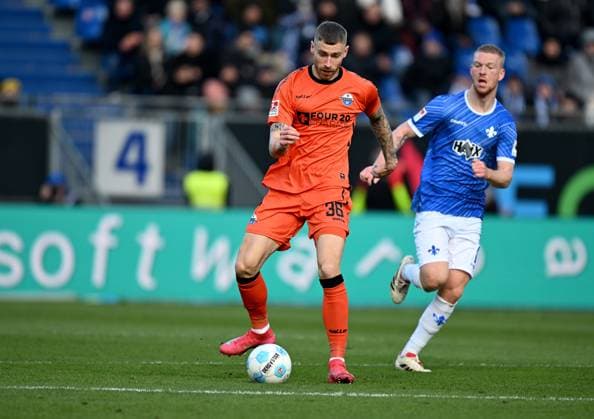 26.01.2025, xfux, Fussball 2.Bundesliga, SV Darmstadt 98 - SC Paderborn 07, emspor, v.l. Felix Platte (SC Paderborn), Kai Klefisch (SV Darmstadt 98) (DFL DFB REGULATIONS PROHIBIT ANY USE OF PHOTOGRAPHS as IMAGE SEQUENCES and or QUASI-VIDEO. Eine Lizenzierung des Lichtbildwerkes an und oder durch den SV Darmstadt 1898 e.V. sowie Tochterunternehmen ist nicht gestattet. No release of or sale to SV Darmstadt 1898 e.V.) Darmstadt