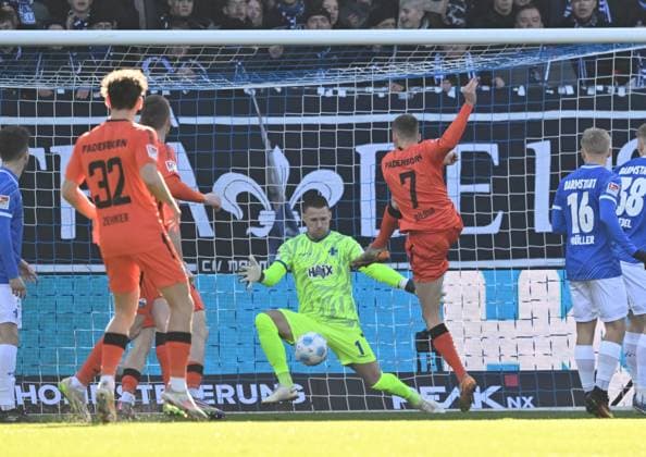 26 01 2025, xsltx, Fußball 2 Bundesliga, SV Darmstadt 98 SC Paderborn 07 emspor, v l Filip Bilbija SC Paderborn 07 trifft vernmeintlich Zum 1 0 für Paderborn, doch die Hand war im Spiel DFL DFB REGULATIONS PROHIBIT ANY USE OF PHOTOGRAPHS as IMAGE SEQUENCES and or QUASI VIDEO