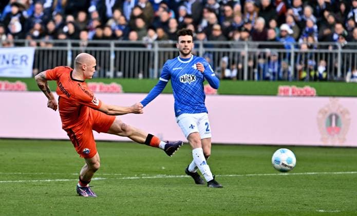 26.01.2025, xfux, Fussball 2.Bundesliga, SV Darmstadt 98 - SC Paderborn 07 emspor, v.l. Sven Michel (SC Paderborn), Sergio Lopez Lopez (SV Darmstadt 98) Abseits Tor Abseitstor abgepfiffenes Tor Torschuss (DFL DFB REGULATIONS PROHIBIT ANY USE OF PHOTOGRAPHS as IMAGE SEQUENCES and or QUASI-VIDEO) Darmstadt
