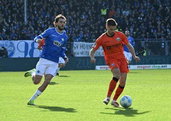 26 01 2025, xsltx, Soccer 2 Bundesliga, SV Darmstadt 98 SC Paderborn 07 emspor, v l Fraser Hornby SV Darmstadt 98 , Marcel Hoffmeier SC Paderborn 07 DFL DFB REGULATIONS PROHIBIT ANY USE OF PHOTOGRAPHS as IMAGE SEQUENCES and or QUASI VIDEO