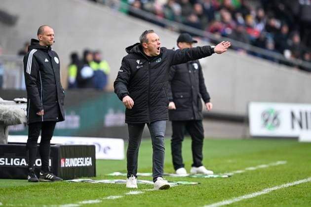 2 Bundesliga Hannover 06 SC Preußen Münster on 26 01 2025 at the HDI Arena in Hannover Coach Andre Breitenreiter Hannover 96 gives loud instructions MT