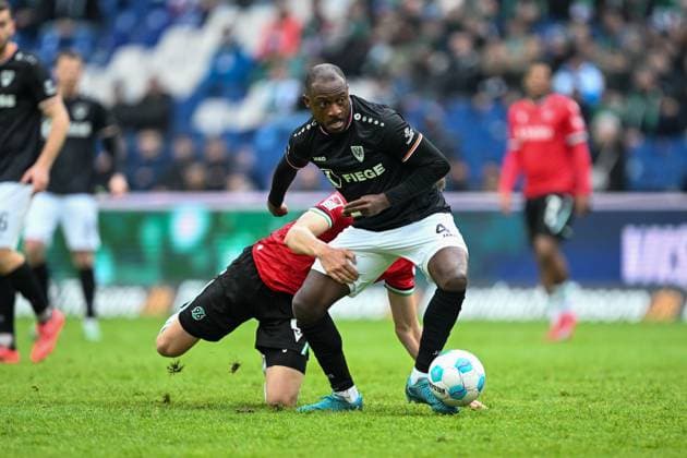 2 Bundesliga Hannover 06 SC Preußen Münster on 26 01 2025 at the HDI Arena in Hannover David Kinsombi Muenster in a duel against Fabian Kunze Hannover 96 MT