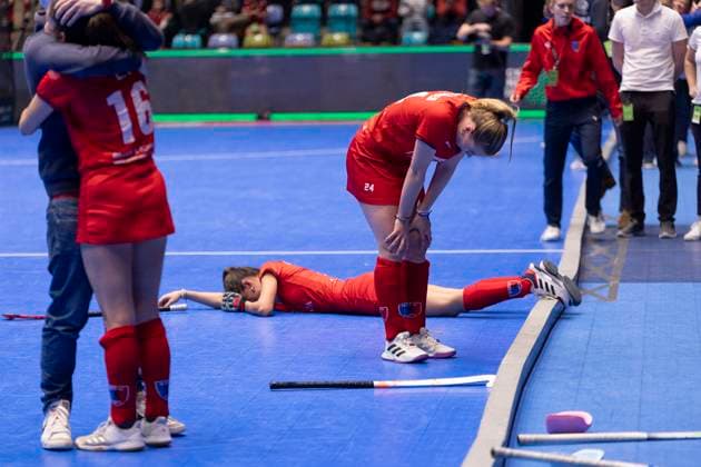 Bilder des Jahres 2025, Sport 01 Januar Sport Themen der Woche KW04 Sport Bilder des Tages Volvo E.R.B. Final 4 Finale Frauen: Berliner HC - Mannheimer HC, 26.01.2025 Ida-Marie Köllinger (Berliner HC 24) & Alina Sophie Jäger (Berliner HC 13) nach der Niederl0age traurig, am Boden, niedergeshlagen, Berliner HC - Mannheimer HC, Frankfurt, Süwag Arena, 26.1.2025 *** Volvo E R B Final 4 Final Women Berliner HC Mannheimer HC, 26 01 2025 Ida Marie Köllinger Berliner HC 24 Alina Sophie Jäger Berliner HC 13 after the defeat sad, down, dejected, Berliner HC Mannheimer HC, Frankfurt, Süwag Arena, 26 1 2025 Copyright: xBEAUTIFULxSPORTS Gawlikx
