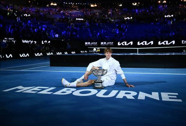 TENNIS AUSTRALIAN OPEN, Jannik Sinner of Italy poses with the Norman Brookes Challenge Cup after winning the Men?s singles final against Alexander Zverev of Germany at the 2025 Australian Open at Melbourne Park in Melbourne, Sunday, January 26, 2025. ( NO ARCHIVING, EDITORIAL USE ONLY, NO USE IN BOOKS WITHOUT CONSENT MELBOURNE VICTORIA AUSTRALIA  Copyright: xJOELxCARRETTx 20250126196803997588