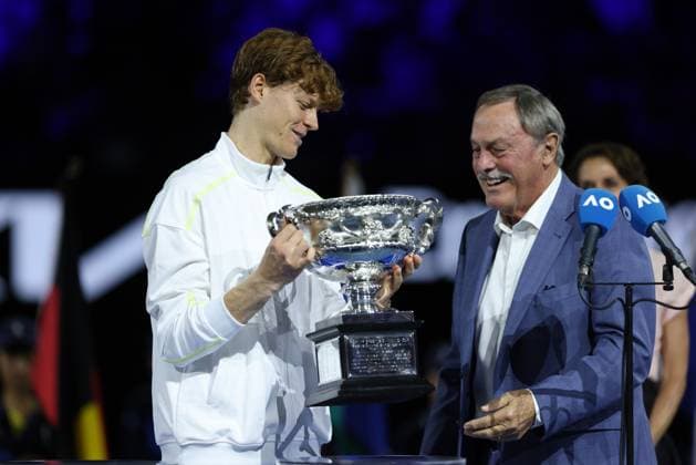 Tennis legend John Newcombe hands the trophy to Jannik Sinner, Award ceremony, Presentation, Australian Open 2025, Melbourne Park, Melbourne, Victoria, Australia Copyright: xJuergenxHasenkopfx
